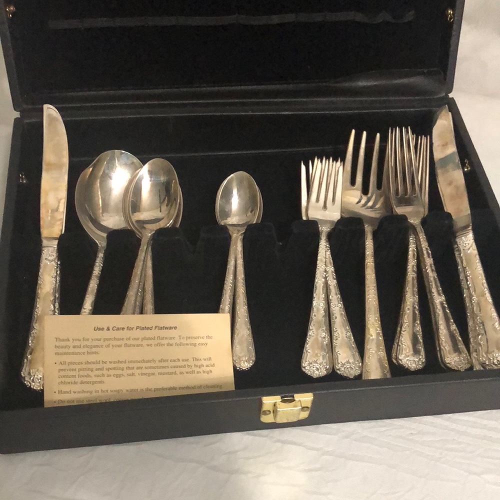 WM ROGERS & SON 24 piece Silver Plated Flatware Set - Elegant Floral Pattern